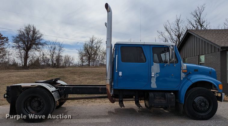 image for item DR6832 1996 International 4700  Crew Cab semi truck