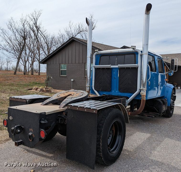 image for item DR6832 1996 International 4700  Crew Cab semi truck