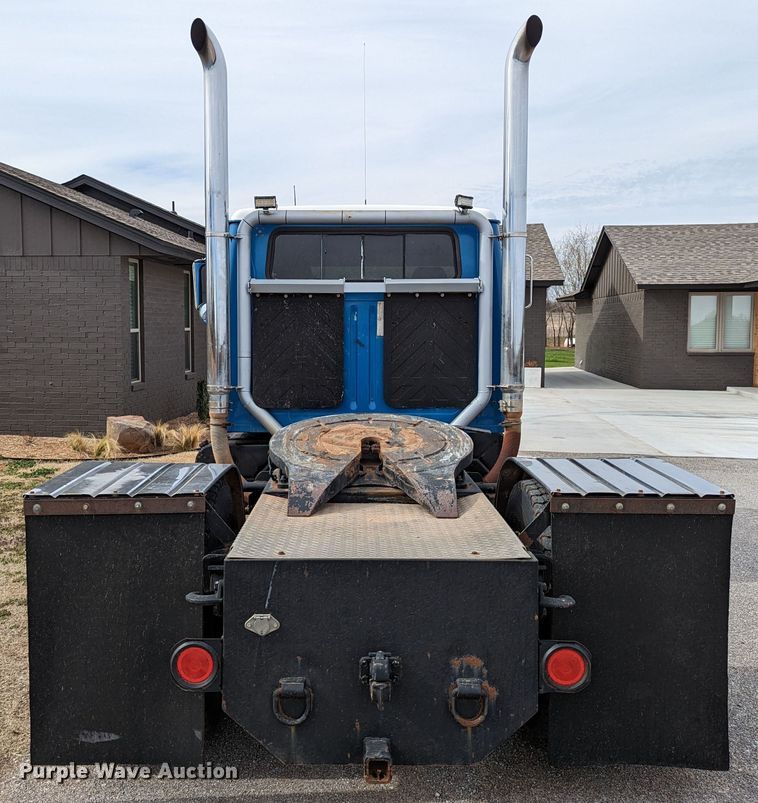 image for item DR6832 1996 International 4700  Crew Cab semi truck