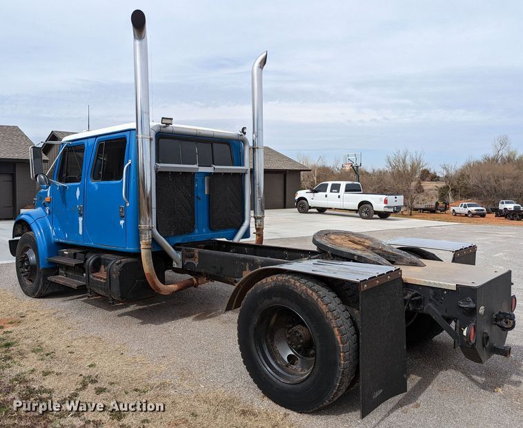 image for item DR6832 1996 International 4700  Crew Cab semi truck