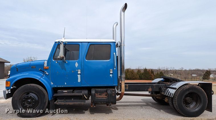 image for item DR6832 1996 International 4700  Crew Cab semi truck
