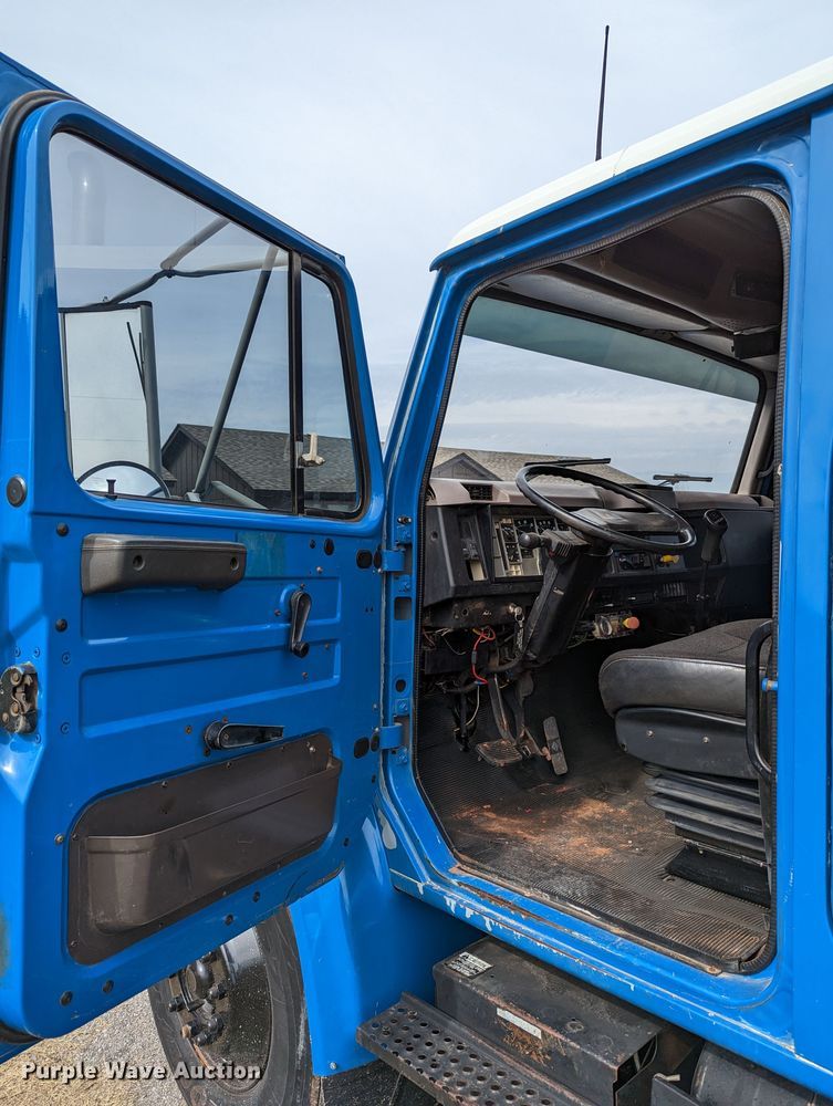 image for item DR6832 1996 International 4700  Crew Cab semi truck