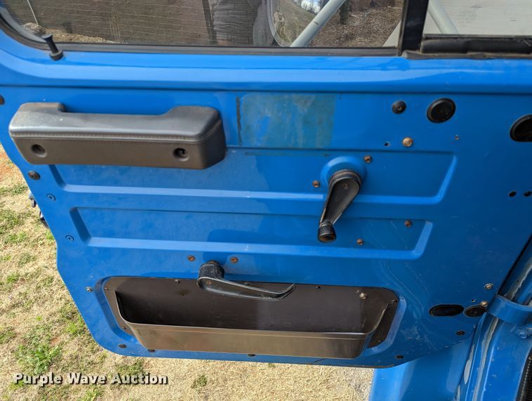 image for item DR6832 1996 International 4700  Crew Cab semi truck