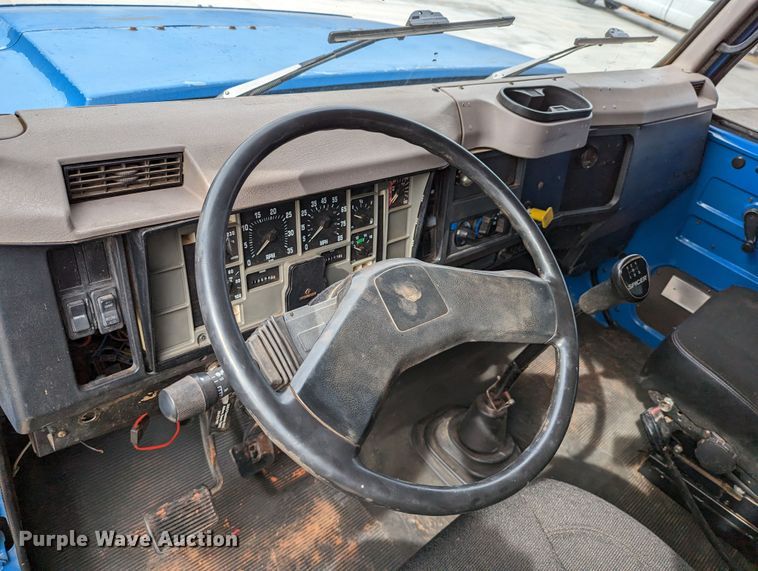 image for item DR6832 1996 International 4700  Crew Cab semi truck