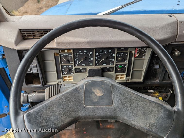 image for item DR6832 1996 International 4700  Crew Cab semi truck