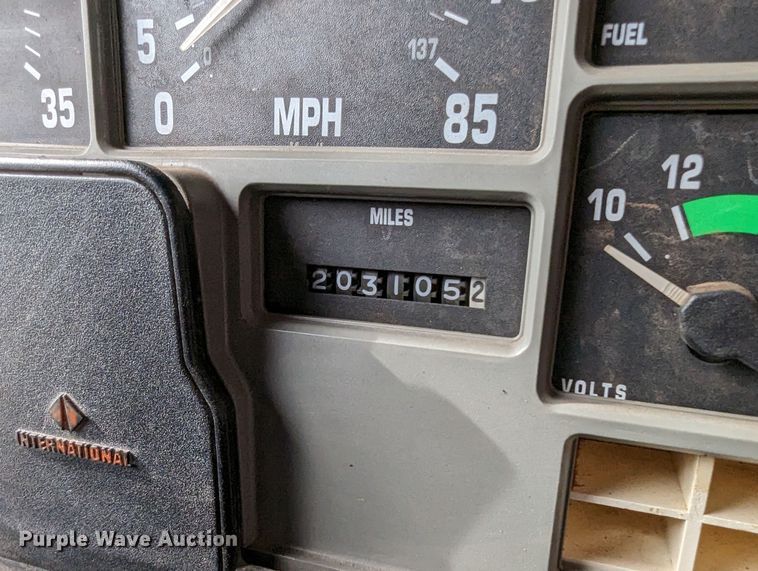 image for item DR6832 1996 International 4700  Crew Cab semi truck