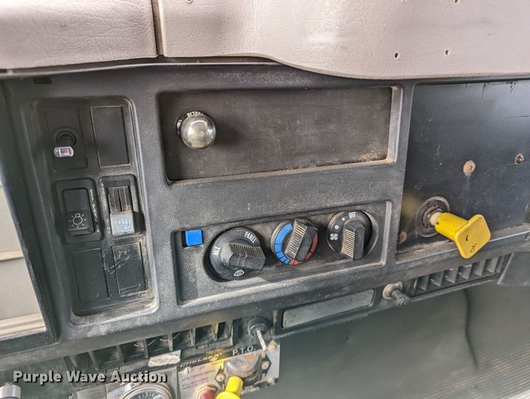 image for item DR6832 1996 International 4700  Crew Cab semi truck