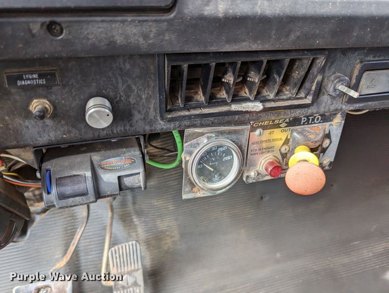 image for item DR6832 1996 International 4700  Crew Cab semi truck