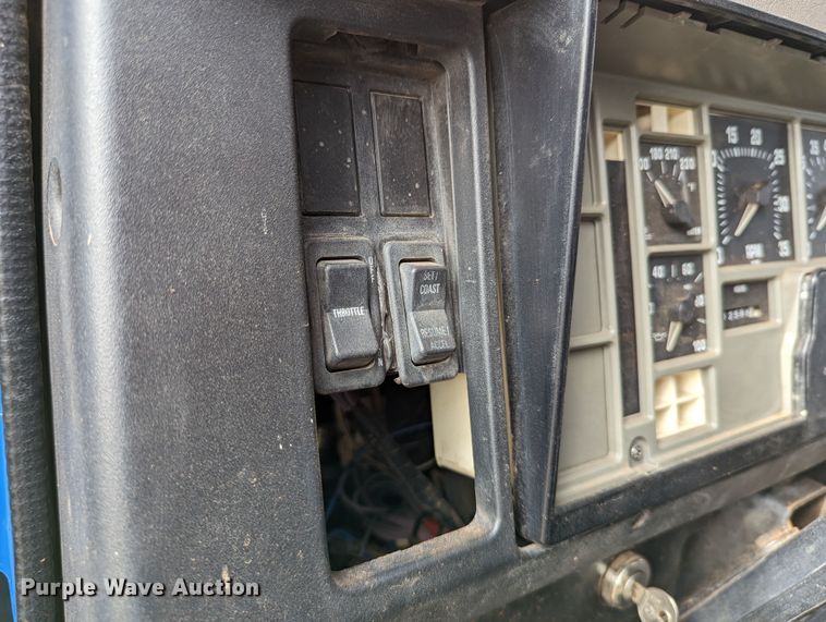 image for item DR6832 1996 International 4700  Crew Cab semi truck