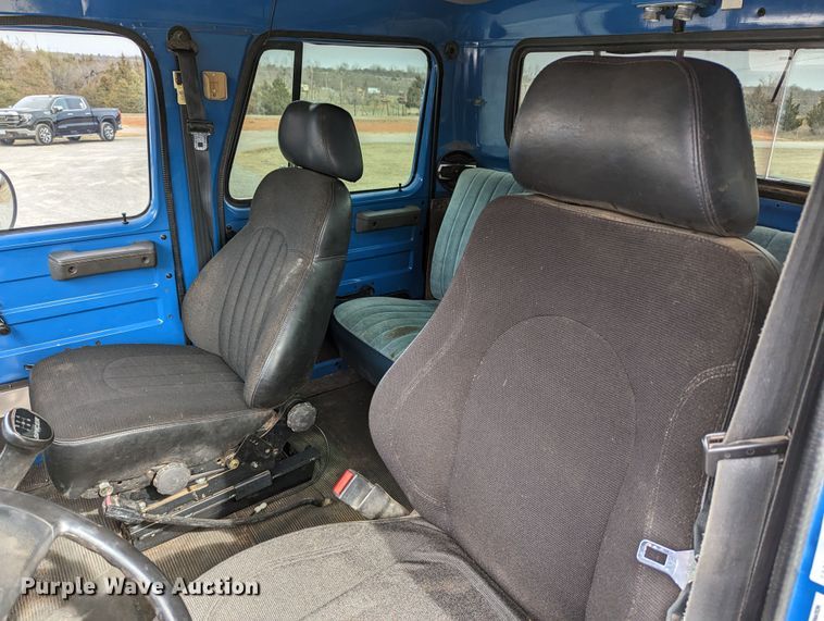 image for item DR6832 1996 International 4700  Crew Cab semi truck