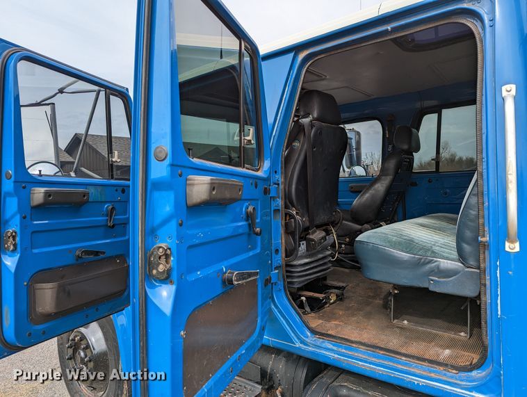 image for item DR6832 1996 International 4700  Crew Cab semi truck