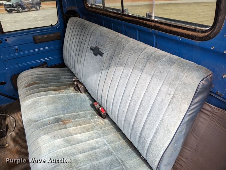 image for item DR6832 1996 International 4700  Crew Cab semi truck