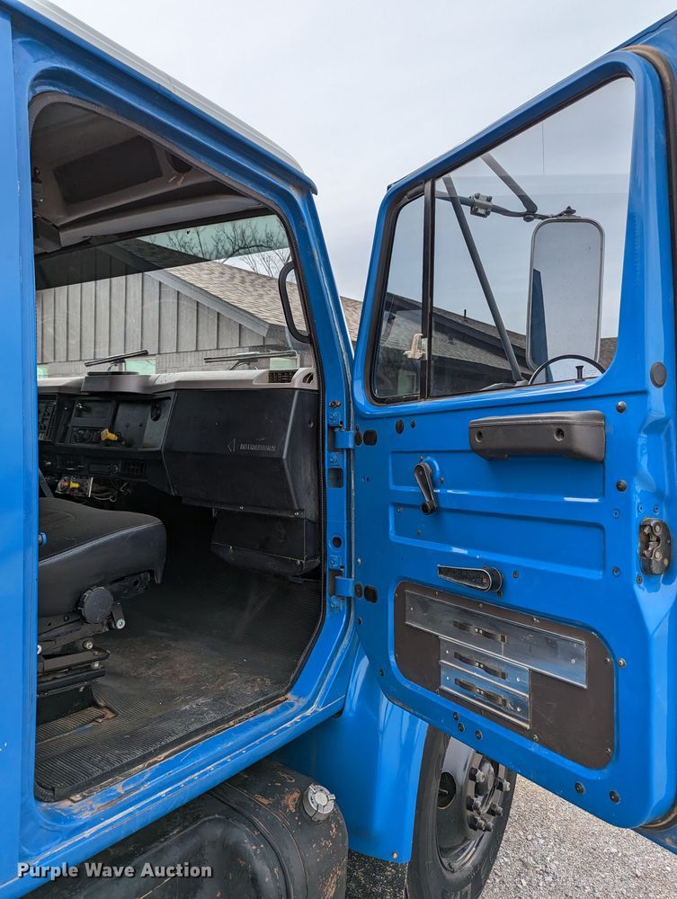 image for item DR6832 1996 International 4700  Crew Cab semi truck