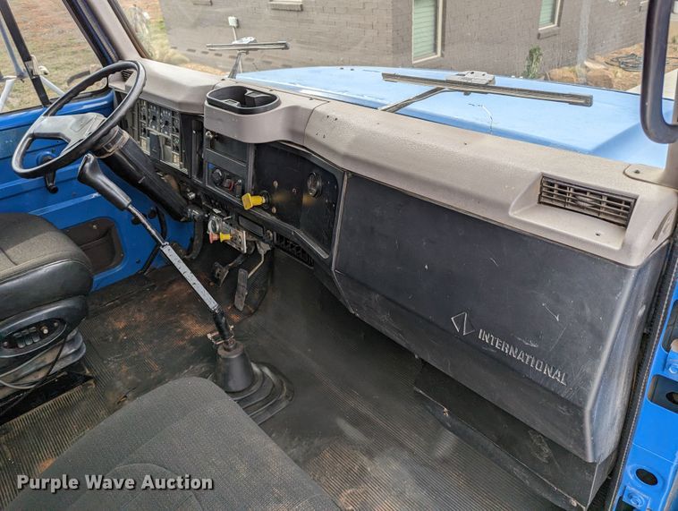 image for item DR6832 1996 International 4700  Crew Cab semi truck