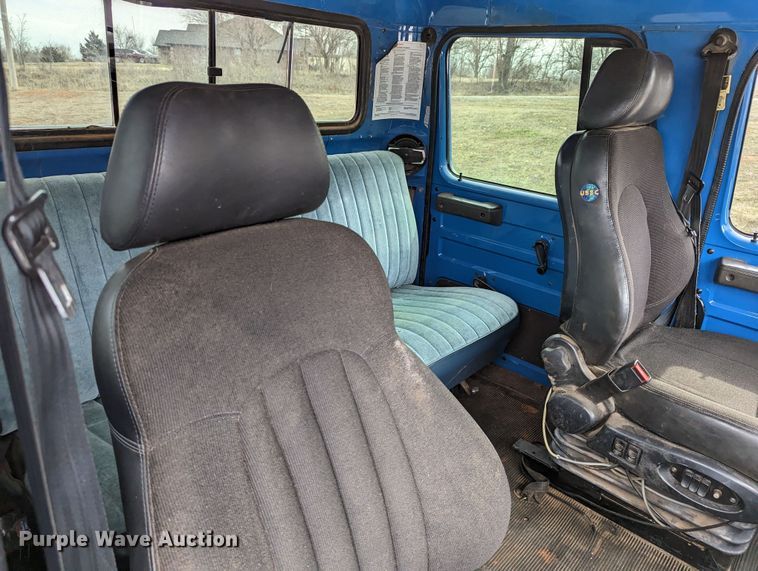 image for item DR6832 1996 International 4700  Crew Cab semi truck