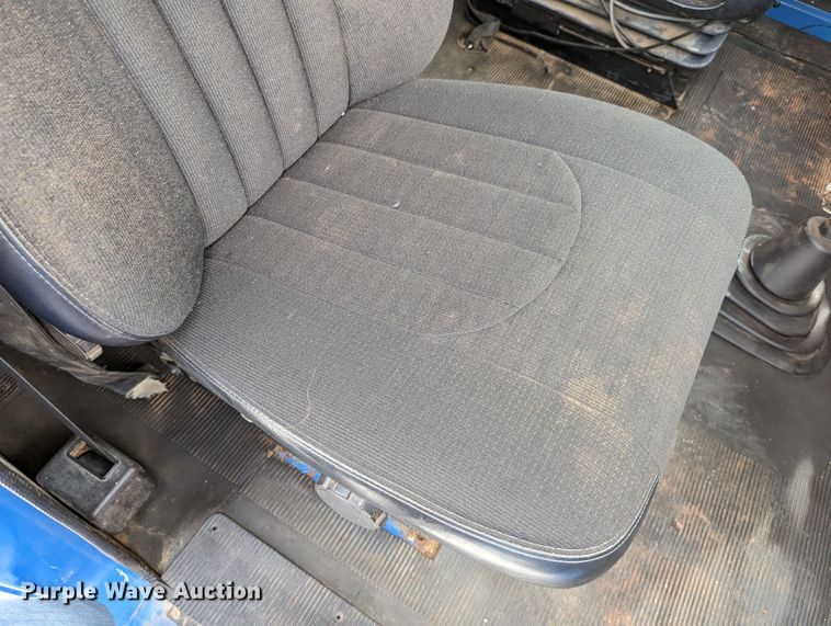 image for item DR6832 1996 International 4700  Crew Cab semi truck