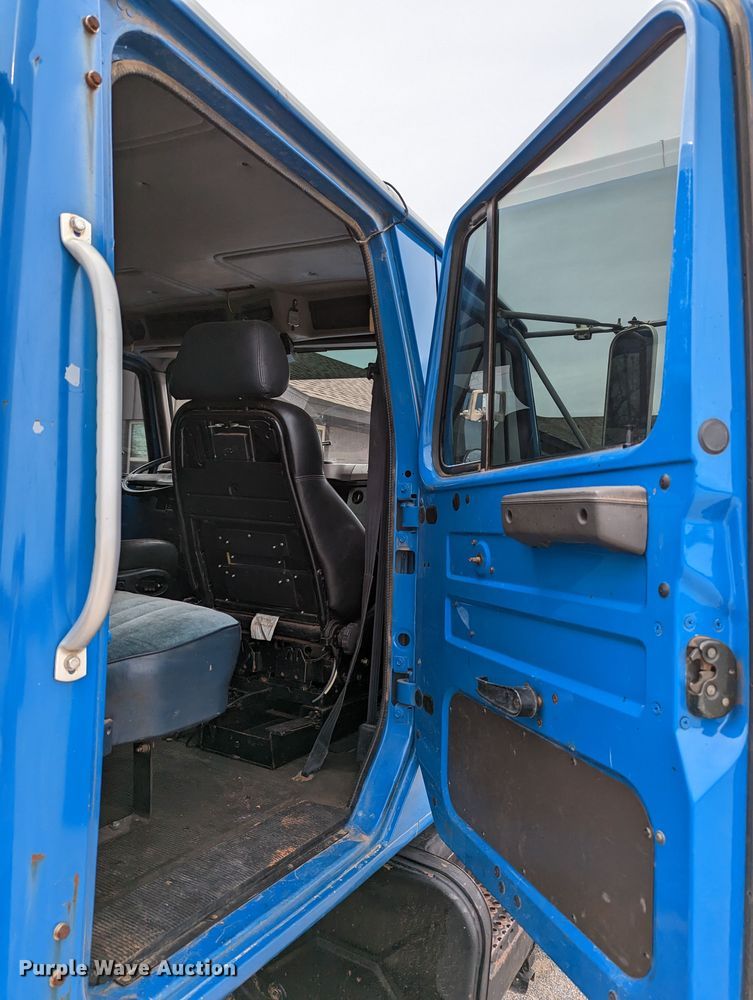 image for item DR6832 1996 International 4700  Crew Cab semi truck