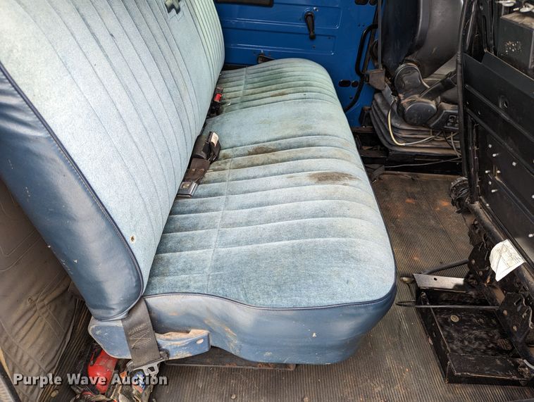 image for item DR6832 1996 International 4700  Crew Cab semi truck