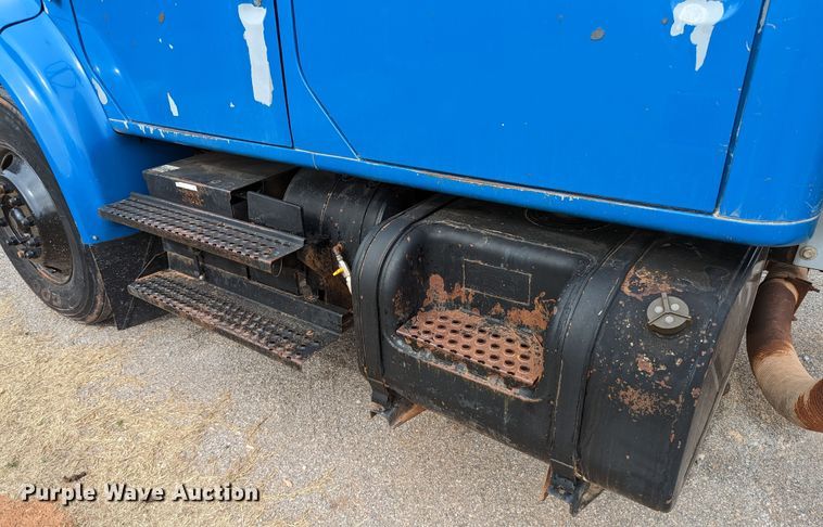 image for item DR6832 1996 International 4700  Crew Cab semi truck