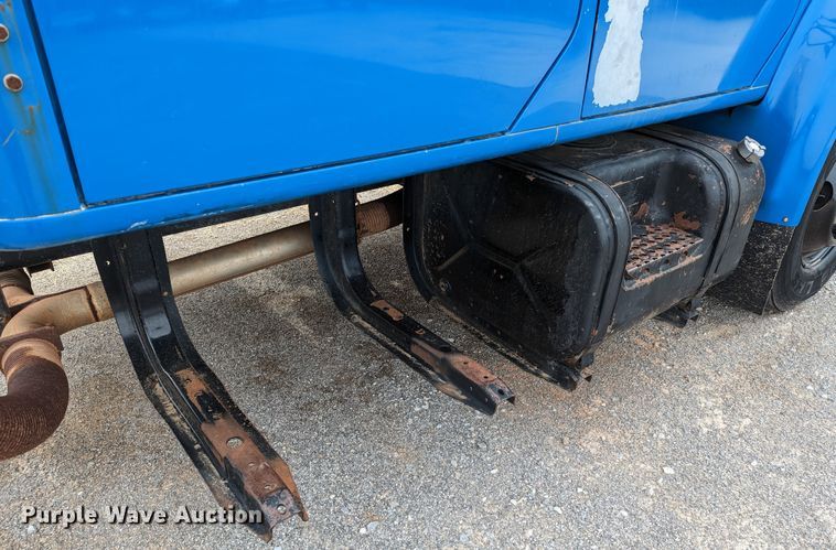 image for item DR6832 1996 International 4700  Crew Cab semi truck