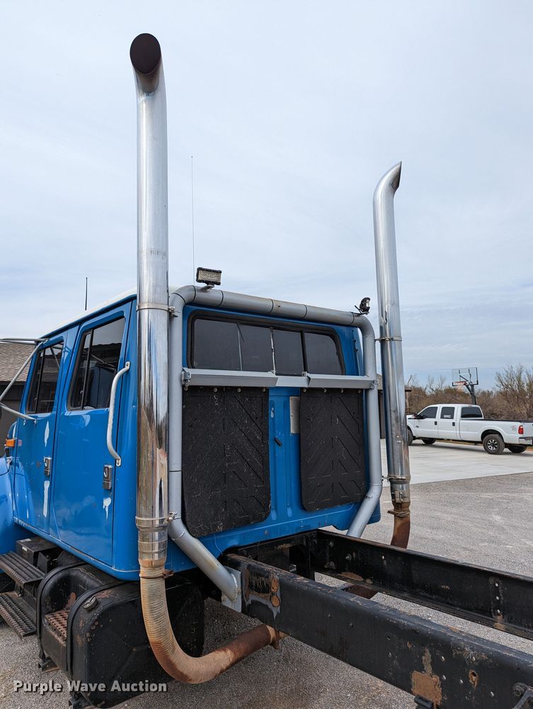 image for item DR6832 1996 International 4700  Crew Cab semi truck