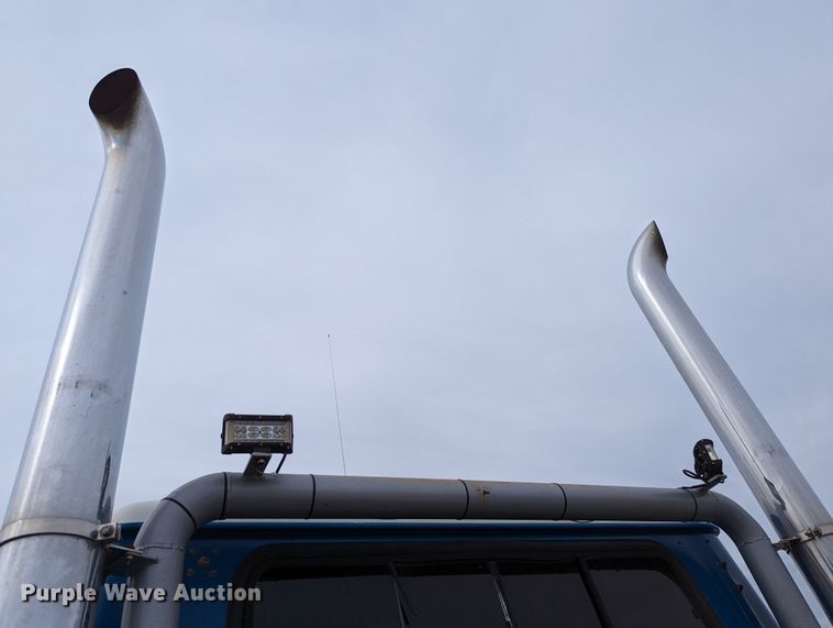 image for item DR6832 1996 International 4700  Crew Cab semi truck