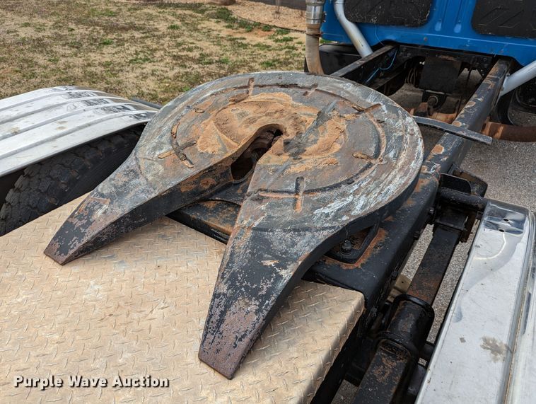 image for item DR6832 1996 International 4700  Crew Cab semi truck