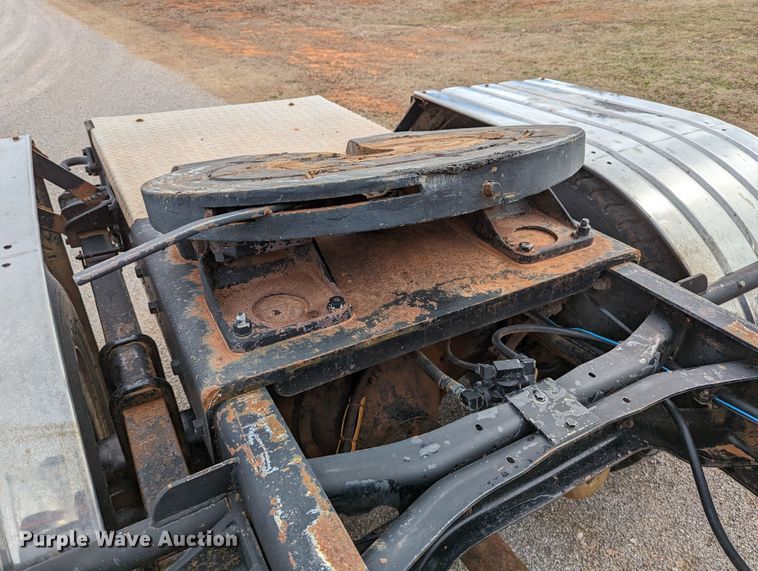 image for item DR6832 1996 International 4700  Crew Cab semi truck