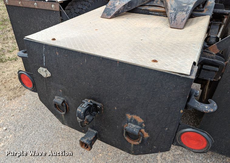 image for item DR6832 1996 International 4700  Crew Cab semi truck