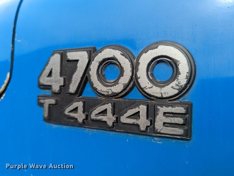 image for item DR6832 1996 International 4700  Crew Cab semi truck