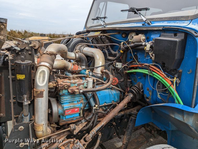 image for item DR6832 1996 International 4700  Crew Cab semi truck