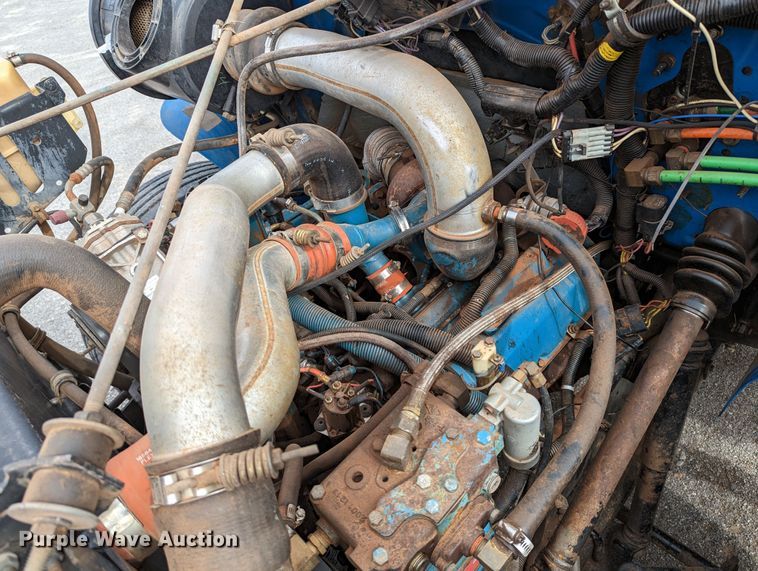 image for item DR6832 1996 International 4700  Crew Cab semi truck