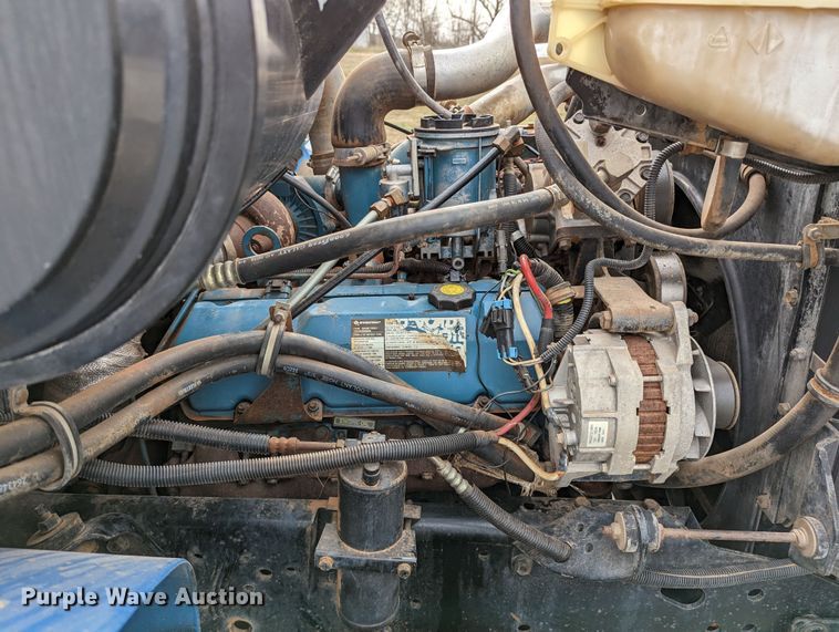 image for item DR6832 1996 International 4700  Crew Cab semi truck