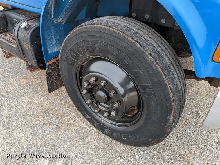 image for item DR6832 1996 International 4700  Crew Cab semi truck