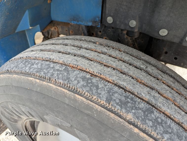 image for item DR6832 1996 International 4700  Crew Cab semi truck