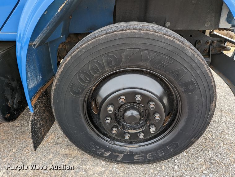 image for item DR6832 1996 International 4700  Crew Cab semi truck