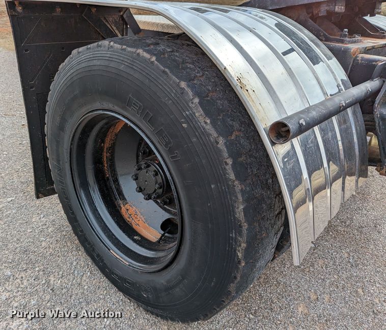 image for item DR6832 1996 International 4700  Crew Cab semi truck