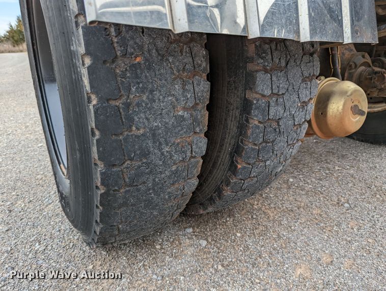 image for item DR6832 1996 International 4700  Crew Cab semi truck