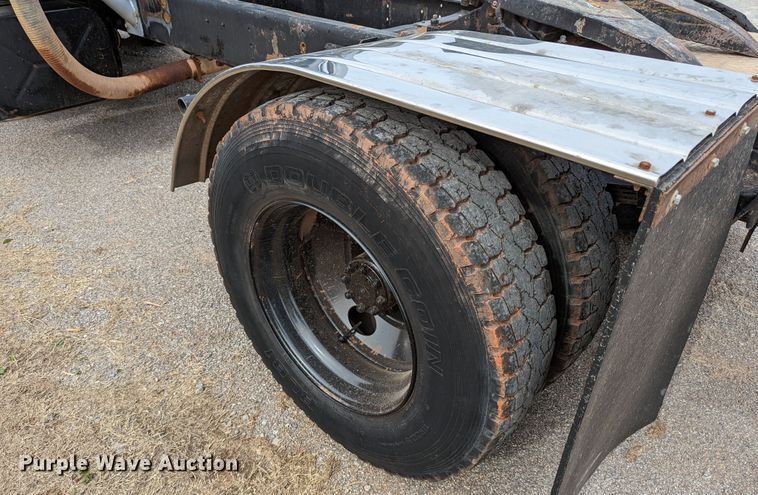 image for item DR6832 1996 International 4700  Crew Cab semi truck