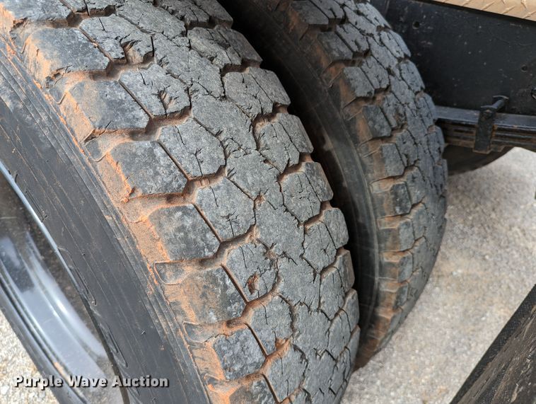 image for item DR6832 1996 International 4700  Crew Cab semi truck