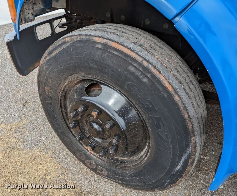 image for item DR6832 1996 International 4700  Crew Cab semi truck