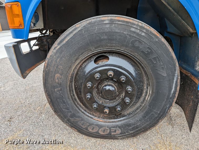 image for item DR6832 1996 International 4700  Crew Cab semi truck