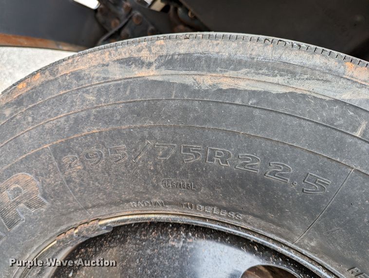 image for item DR6832 1996 International 4700  Crew Cab semi truck