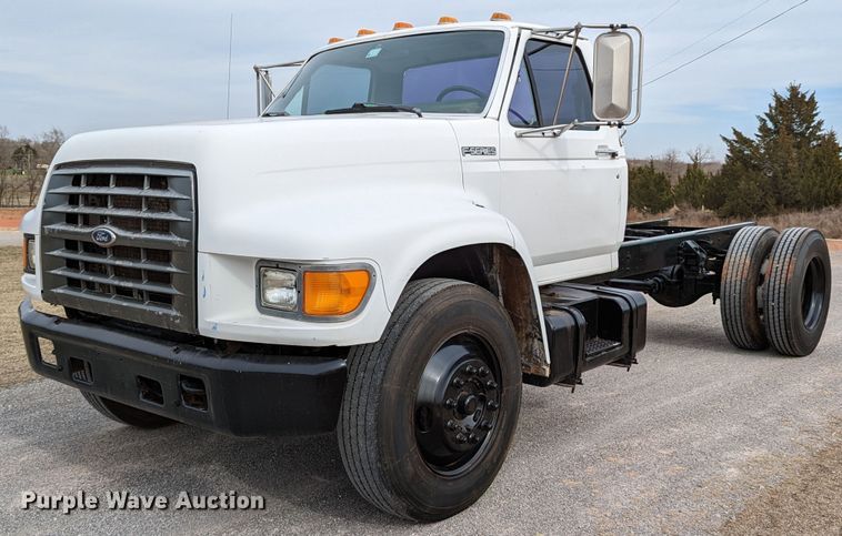 image for item DR6835 1999 Ford F800  truck cab and chassis