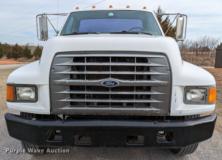 image for item DR6835 1999 Ford F800  truck cab and chassis