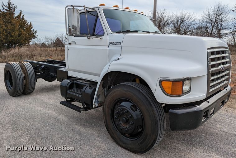 image for item DR6835 1999 Ford F800  truck cab and chassis