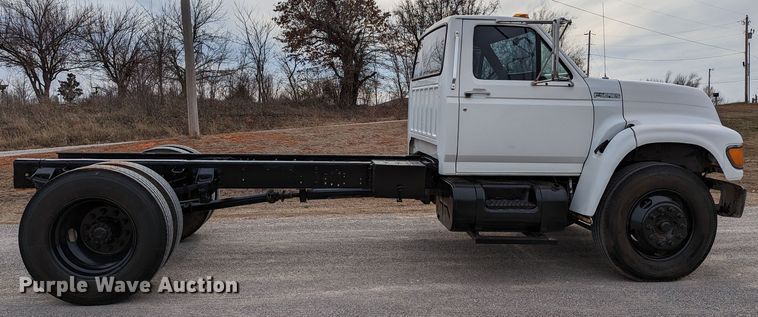 image for item DR6835 1999 Ford F800  truck cab and chassis