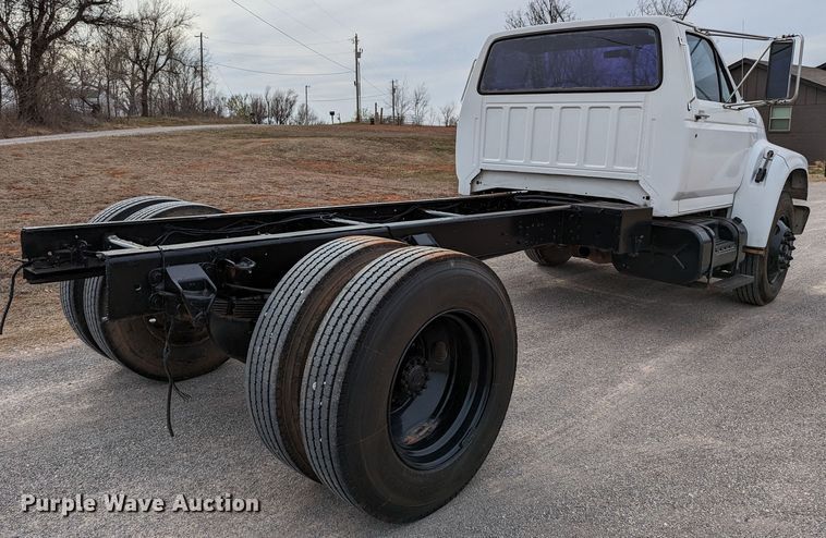 image for item DR6835 1999 Ford F800  truck cab and chassis