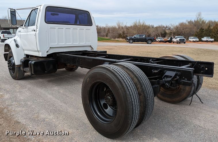 image for item DR6835 1999 Ford F800  truck cab and chassis