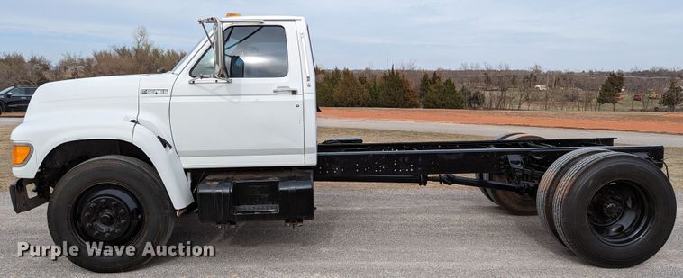 image for item DR6835 1999 Ford F800  truck cab and chassis